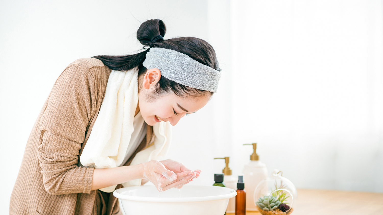 洗顔できなくなってきた人は要注意！五十肩の原因と対処法