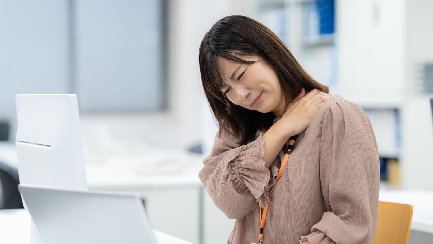 五十肩じゃないのに、いつまでも肩が痛い…。コロナ禍で急増した「謎の痛み」の正体